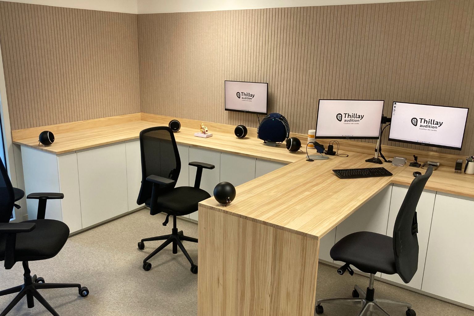 Salle de consultation et équipements du centre auditif Thillay Audition à Mées
